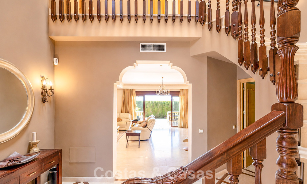 Amplia villa mediterránea con vistas al mar y un fantástico potencial de renovación en venta en La Quinta, Marbella - Benahavís 803499