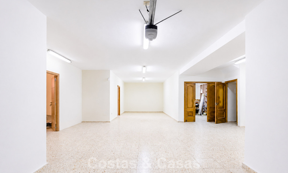 Amplia villa mediterránea con vistas al mar y un fantástico potencial de renovación en venta en La Quinta, Marbella - Benahavís 803501