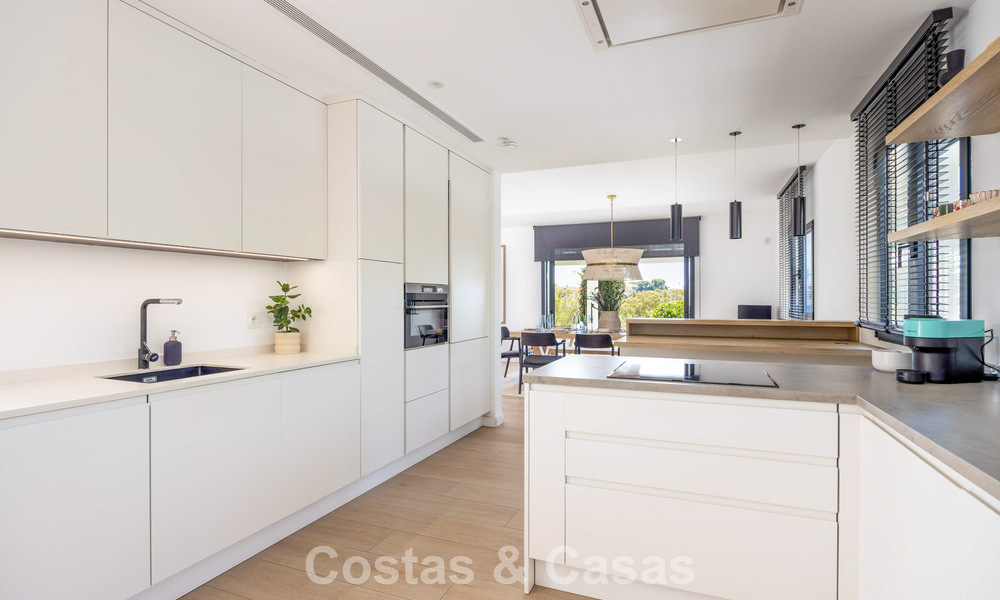 Villa de lujo de una sola planta con arquitectura española y acceso directo al campo de golf en venta en Marbella - Benahavís 803510