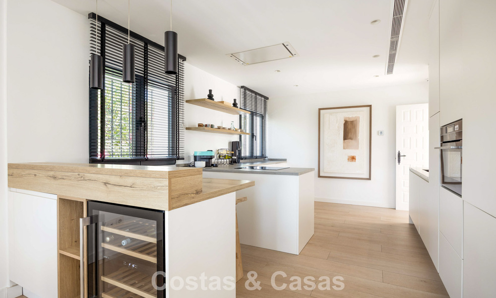 Villa de lujo de una sola planta con arquitectura española y acceso directo al campo de golf en venta en Marbella - Benahavís 803512