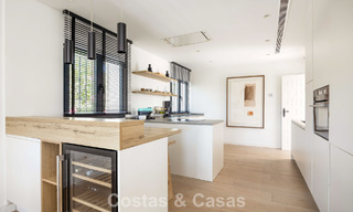 Villa de lujo de una sola planta con arquitectura española y acceso directo al campo de golf en venta en Marbella - Benahavís 803512 