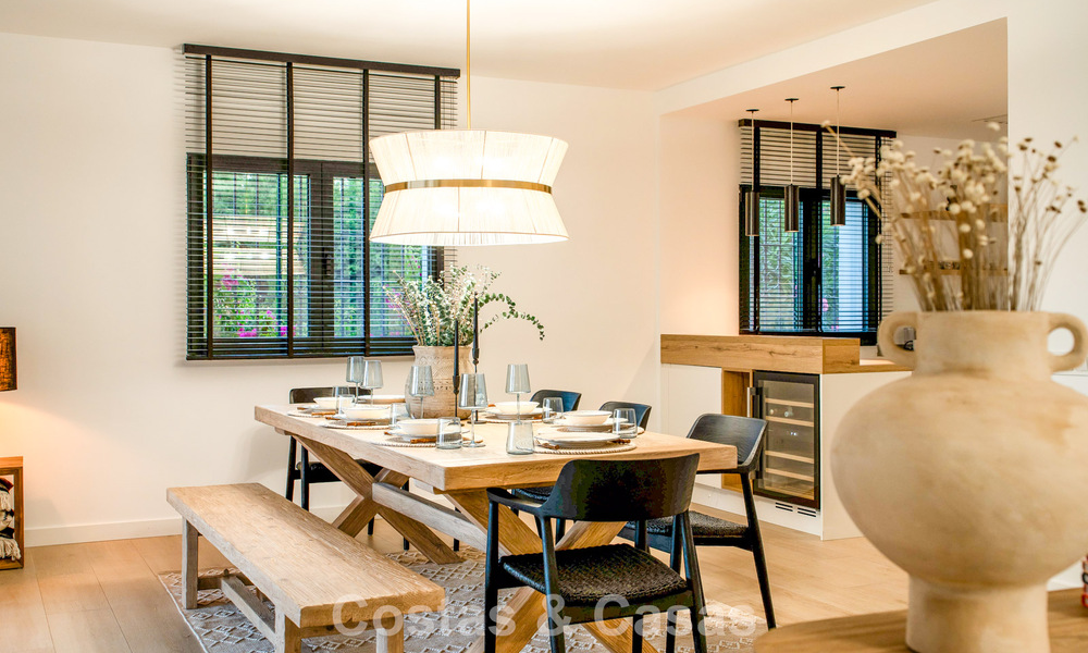 Villa de lujo de una sola planta con arquitectura española y acceso directo al campo de golf en venta en Marbella - Benahavís 803513