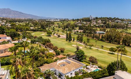 Villa de lujo de una sola planta con arquitectura española y acceso directo al campo de golf en venta en Marbella - Benahavís 803516