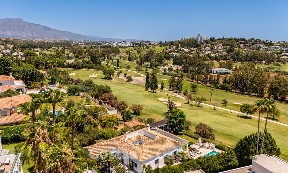 Villa de lujo de una sola planta con arquitectura española y acceso directo al campo de golf en venta en Marbella - Benahavís 803516