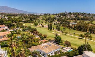 Villa de lujo de una sola planta con arquitectura española y acceso directo al campo de golf en venta en Marbella - Benahavís 803516 