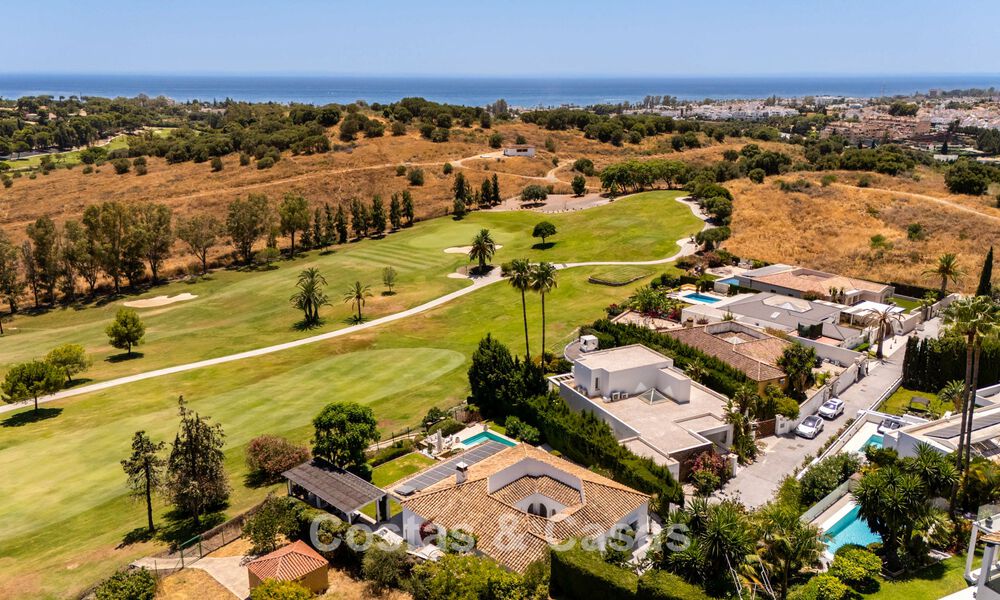 Villa de lujo de una sola planta con arquitectura española y acceso directo al campo de golf en venta en Marbella - Benahavís 803517