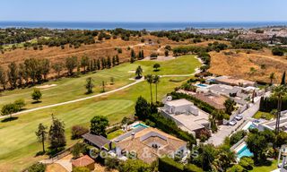Villa de lujo de una sola planta con arquitectura española y acceso directo al campo de golf en venta en Marbella - Benahavís 803517 