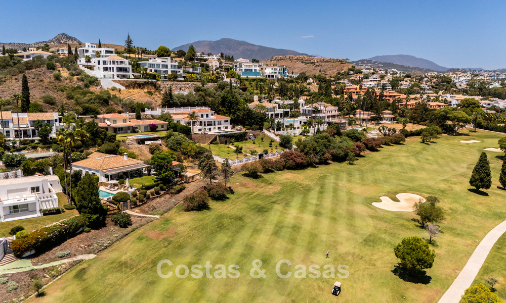 Villa de lujo de una sola planta con arquitectura española y acceso directo al campo de golf en venta en Marbella - Benahavís 803518