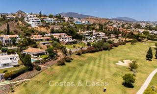 Villa de lujo de una sola planta con arquitectura española y acceso directo al campo de golf en venta en Marbella - Benahavís 803518 