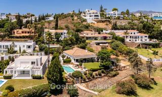 Villa de lujo de una sola planta con arquitectura española y acceso directo al campo de golf en venta en Marbella - Benahavís 803519 
