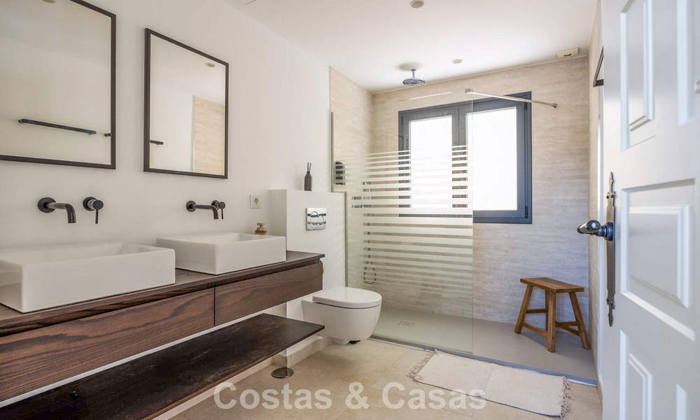 Villa de lujo de una sola planta con arquitectura española y acceso directo al campo de golf en venta en Marbella - Benahavís 803521
