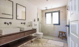 Villa de lujo de una sola planta con arquitectura española y acceso directo al campo de golf en venta en Marbella - Benahavís 803521 
