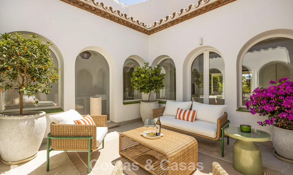 Villa de lujo de una sola planta con arquitectura española y acceso directo al campo de golf en venta en Marbella - Benahavís 803522