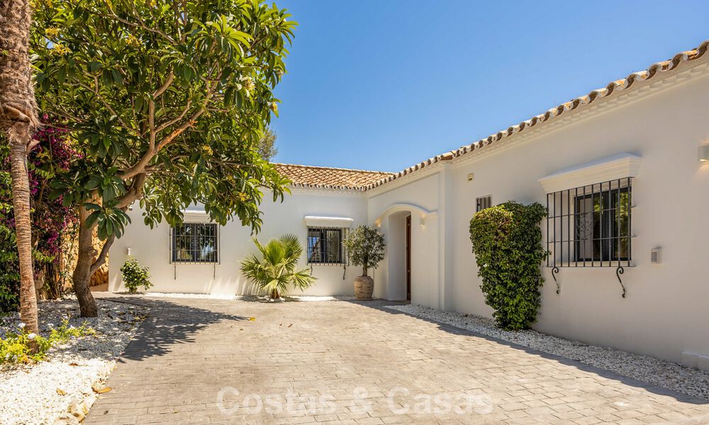 Villa de lujo de una sola planta con arquitectura española y acceso directo al campo de golf en venta en Marbella - Benahavís 803523