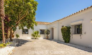 Villa de lujo de una sola planta con arquitectura española y acceso directo al campo de golf en venta en Marbella - Benahavís 803523 
