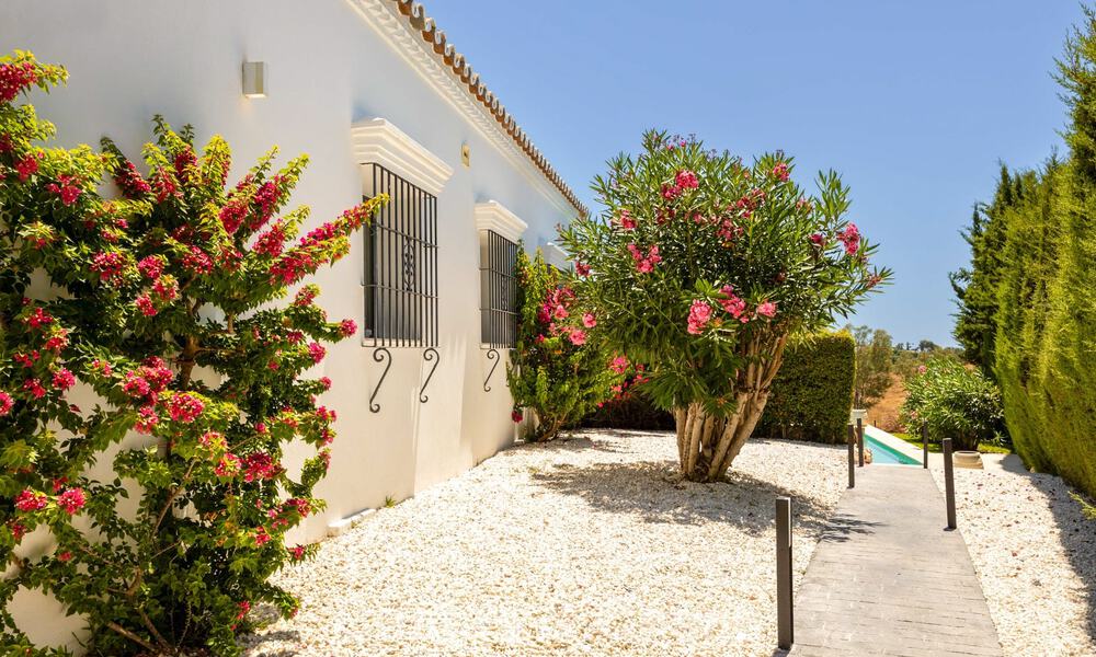 Villa de lujo de una sola planta con arquitectura española y acceso directo al campo de golf en venta en Marbella - Benahavís 803524