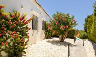 Villa de lujo de una sola planta con arquitectura española y acceso directo al campo de golf en venta en Marbella - Benahavís 803524 