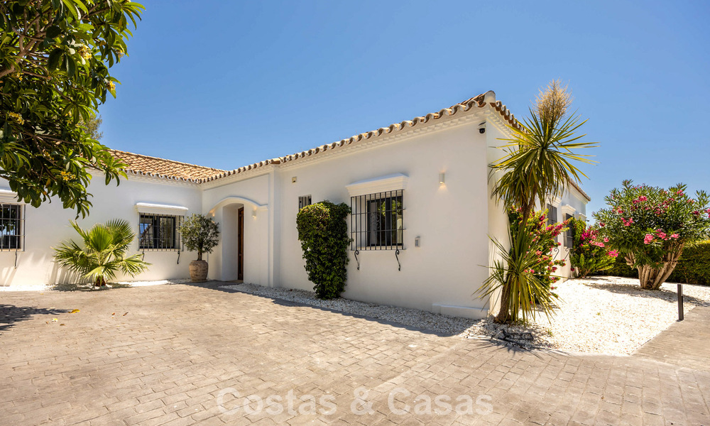 Villa de lujo de una sola planta con arquitectura española y acceso directo al campo de golf en venta en Marbella - Benahavís 803525