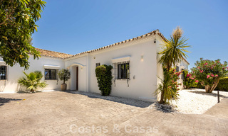 Villa de lujo de una sola planta con arquitectura española y acceso directo al campo de golf en venta en Marbella - Benahavís 803525 