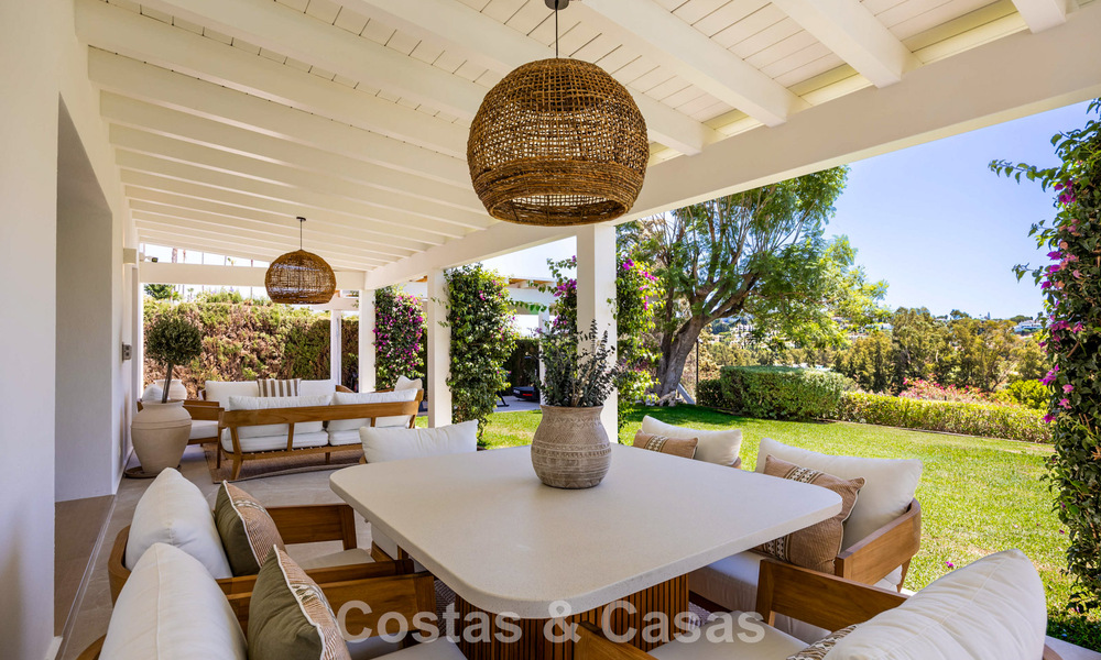 Villa de lujo de una sola planta con arquitectura española y acceso directo al campo de golf en venta en Marbella - Benahavís 803526