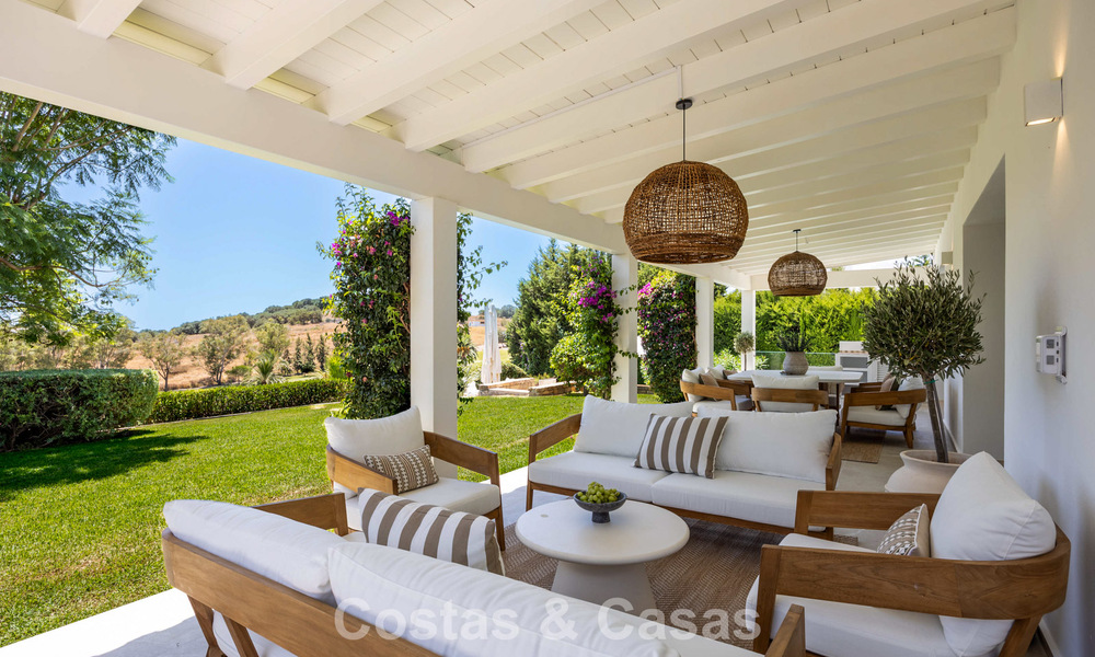 Villa de lujo de una sola planta con arquitectura española y acceso directo al campo de golf en venta en Marbella - Benahavís 803527