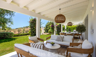 Villa de lujo de una sola planta con arquitectura española y acceso directo al campo de golf en venta en Marbella - Benahavís 803527 