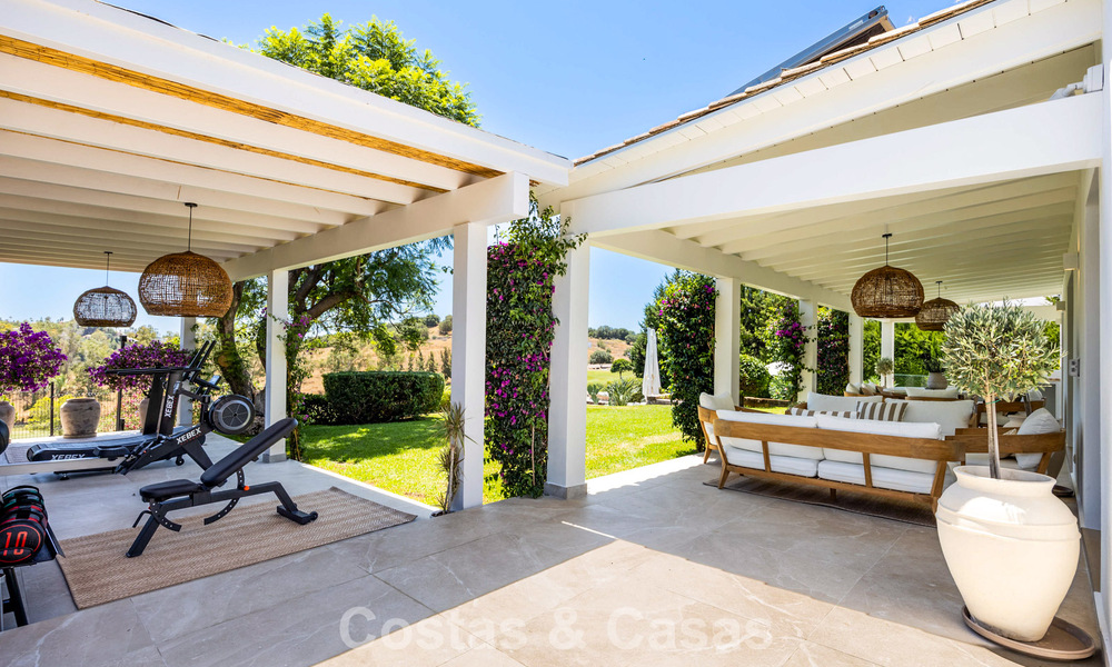 Villa de lujo de una sola planta con arquitectura española y acceso directo al campo de golf en venta en Marbella - Benahavís 803528