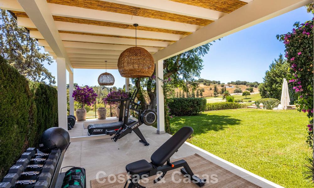 Villa de lujo de una sola planta con arquitectura española y acceso directo al campo de golf en venta en Marbella - Benahavís 803529