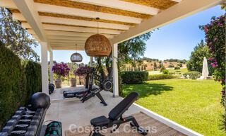 Villa de lujo de una sola planta con arquitectura española y acceso directo al campo de golf en venta en Marbella - Benahavís 803529 