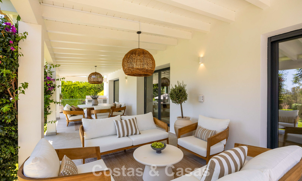 Villa de lujo de una sola planta con arquitectura española y acceso directo al campo de golf en venta en Marbella - Benahavís 803531