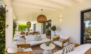 Villa de lujo de una sola planta con arquitectura española y acceso directo al campo de golf en venta en Marbella - Benahavís 803531 