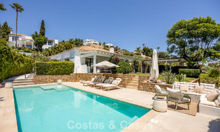 Villa de lujo de una sola planta con arquitectura española y acceso directo al campo de golf en venta en Marbella - Benahavís 803532 