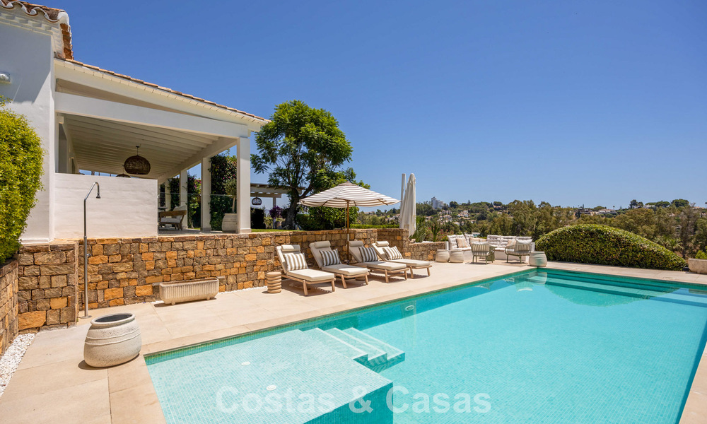 Villa de lujo de una sola planta con arquitectura española y acceso directo al campo de golf en venta en Marbella - Benahavís 803533