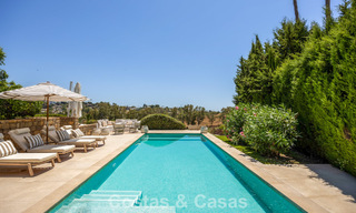 Villa de lujo de una sola planta con arquitectura española y acceso directo al campo de golf en venta en Marbella - Benahavís 803534 