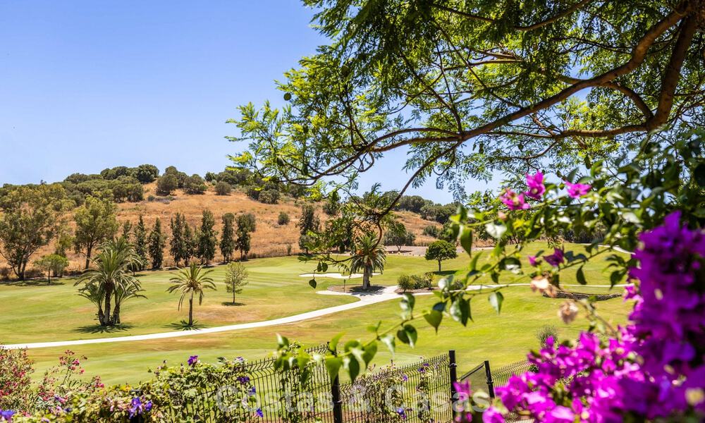 Villa de lujo de una sola planta con arquitectura española y acceso directo al campo de golf en venta en Marbella - Benahavís 803535