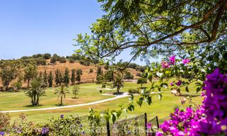Villa de lujo de una sola planta con arquitectura española y acceso directo al campo de golf en venta en Marbella - Benahavís 803535 