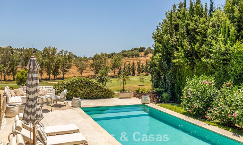 Villa de lujo de una sola planta con arquitectura española y acceso directo al campo de golf en venta en Marbella - Benahavís 803536