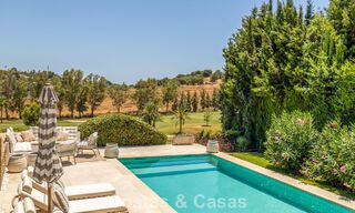 Villa de lujo de una sola planta con arquitectura española y acceso directo al campo de golf en venta en Marbella - Benahavís 803536 