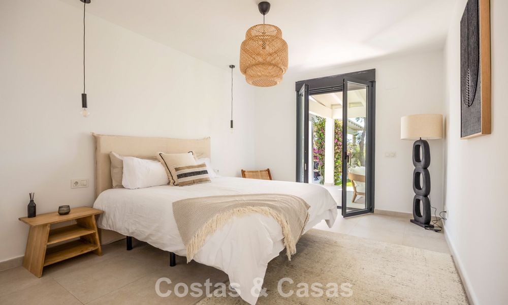 Villa de lujo de una sola planta con arquitectura española y acceso directo al campo de golf en venta en Marbella - Benahavís 803538