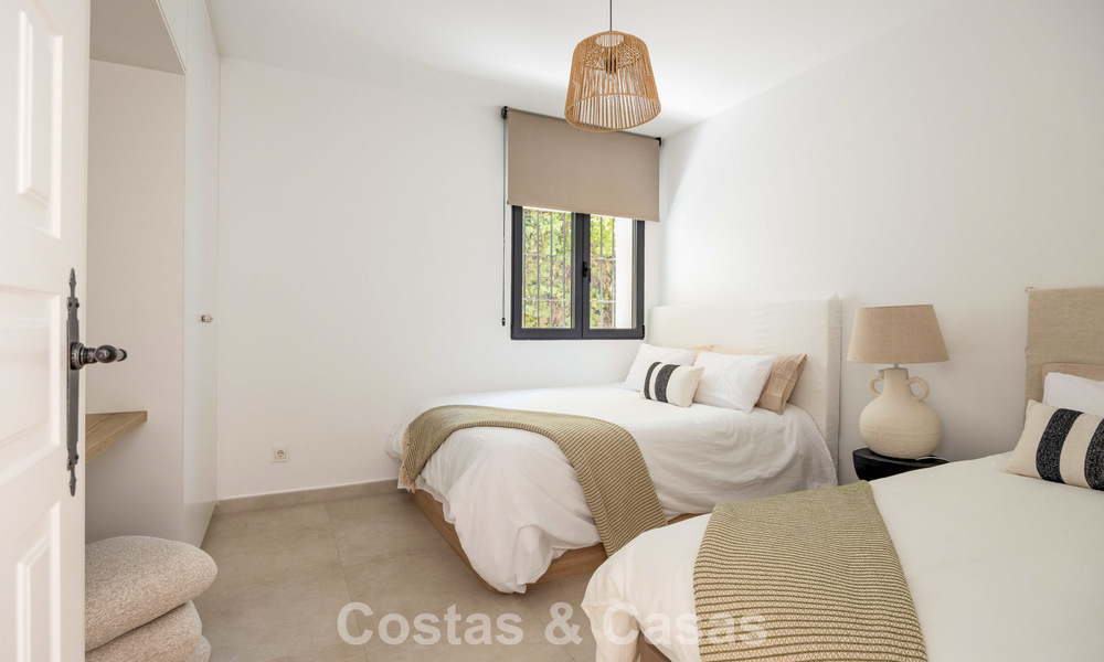 Villa de lujo de una sola planta con arquitectura española y acceso directo al campo de golf en venta en Marbella - Benahavís 803539