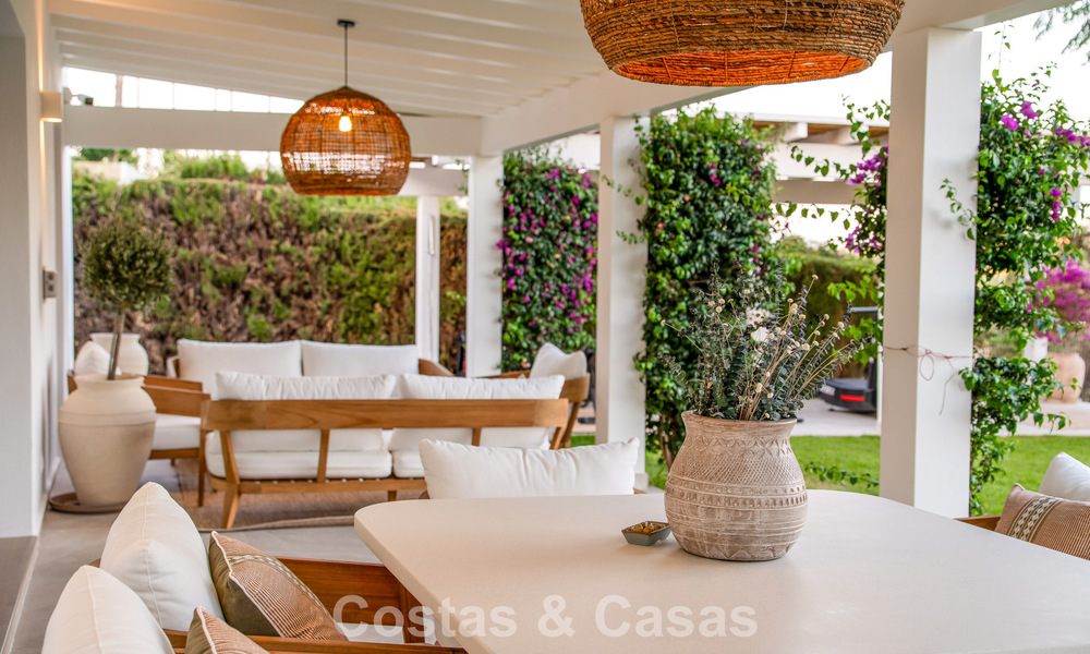 Villa de lujo de una sola planta con arquitectura española y acceso directo al campo de golf en venta en Marbella - Benahavís 803542