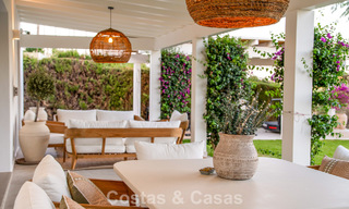 Villa de lujo de una sola planta con arquitectura española y acceso directo al campo de golf en venta en Marbella - Benahavís 803542 