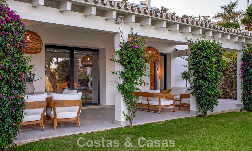 Villa de lujo de una sola planta con arquitectura española y acceso directo al campo de golf en venta en Marbella - Benahavís 803543