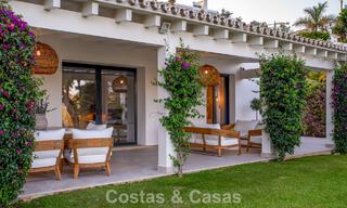 Villa de lujo de una sola planta con arquitectura española y acceso directo al campo de golf en venta en Marbella - Benahavís 803543 