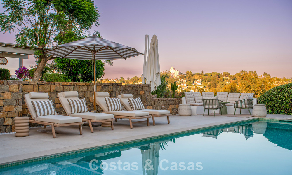 Villa de lujo de una sola planta con arquitectura española y acceso directo al campo de golf en venta en Marbella - Benahavís 803544