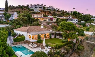 Villa de lujo de una sola planta con arquitectura española y acceso directo al campo de golf en venta en Marbella - Benahavís 803545 