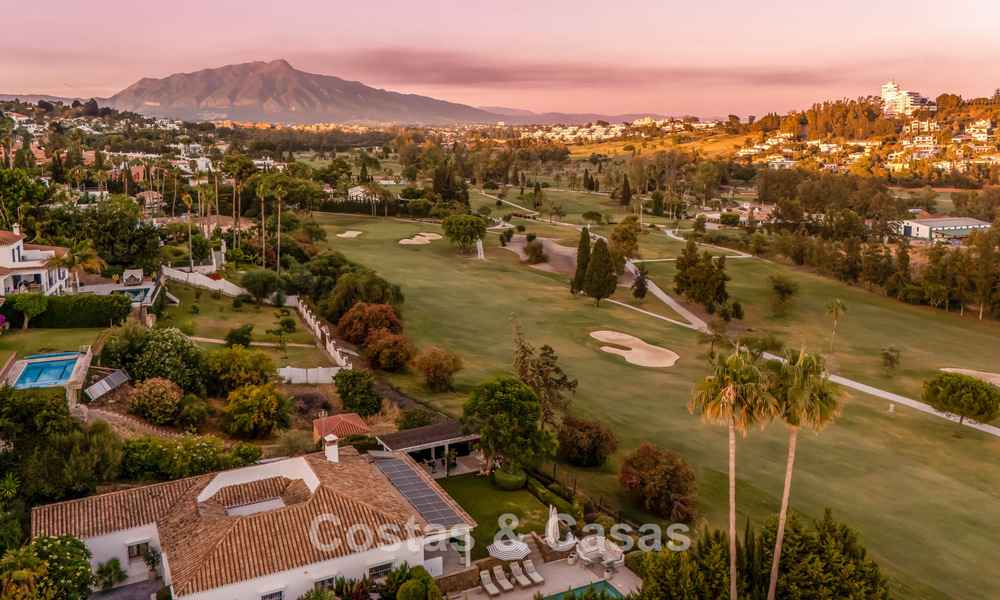 Villa de lujo de una sola planta con arquitectura española y acceso directo al campo de golf en venta en Marbella - Benahavís 803546