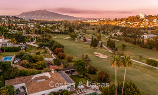 Villa de lujo de una sola planta con arquitectura española y acceso directo al campo de golf en venta en Marbella - Benahavís 803546 