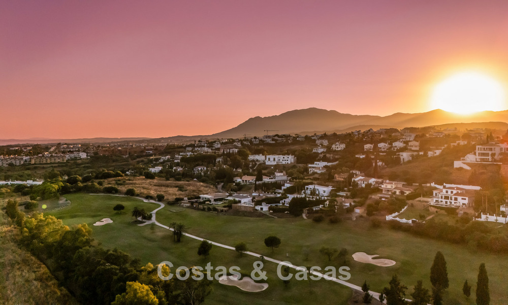 Villa de lujo de una sola planta con arquitectura española y acceso directo al campo de golf en venta en Marbella - Benahavís 803547