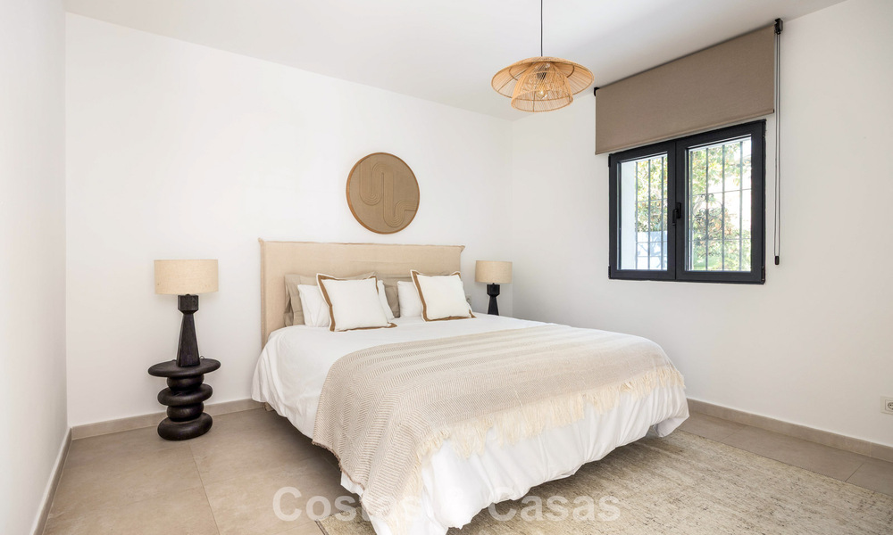 Villa de lujo de una sola planta con arquitectura española y acceso directo al campo de golf en venta en Marbella - Benahavís 803548